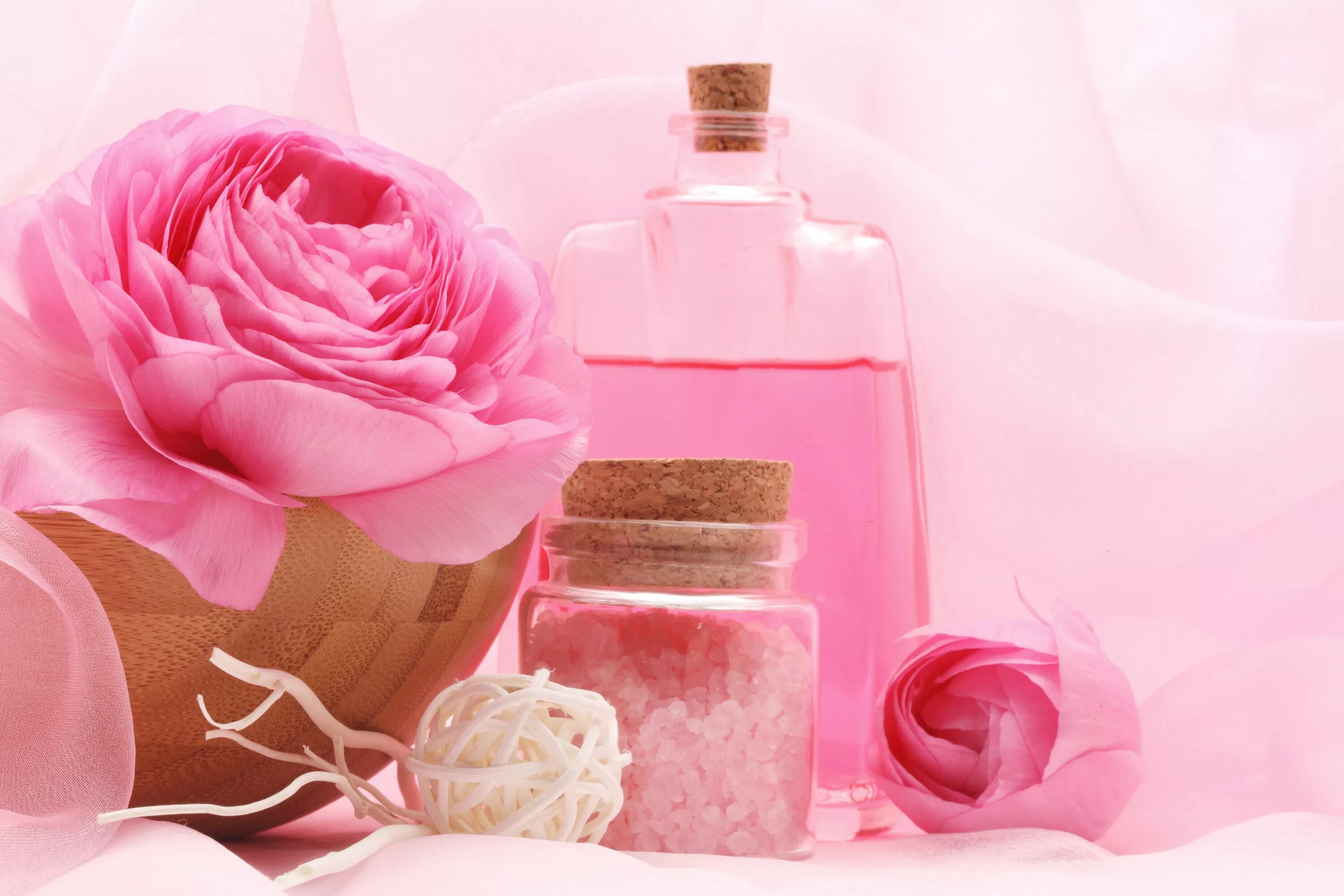 Цветочные духи. Цветочный аромат. Розовая косметика. Духи и цветы. Аромат цветущих дней