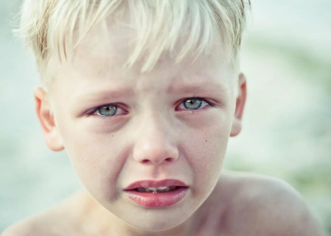 Мальчики тоже плачут. Мальчик в слезах. Книга для мальчиков. Мальчики тоже плачут. Мальчики не должны плакать.