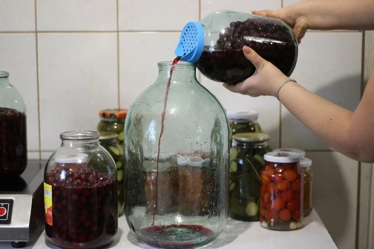 Настойки от самогон саныча. Настой в банке. Сколько дней настаивать самогон. Настойка алкогольная. Самогон настоянный.