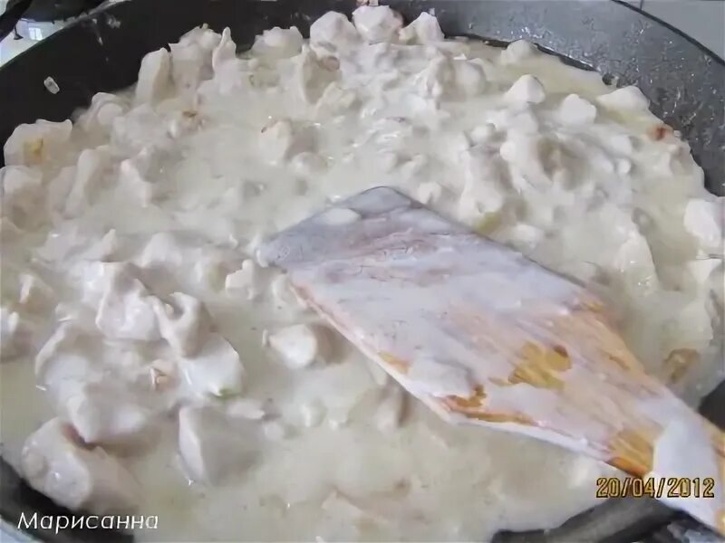Куриное филе в сыре на сковороде. Куриное филе в сметане на сковороде. куриное филе на сковороде со сметаной и сыром. куриная грудка на сковороде со сметаной и сыром. куриное филе кусочками на сковороде со сметаной.