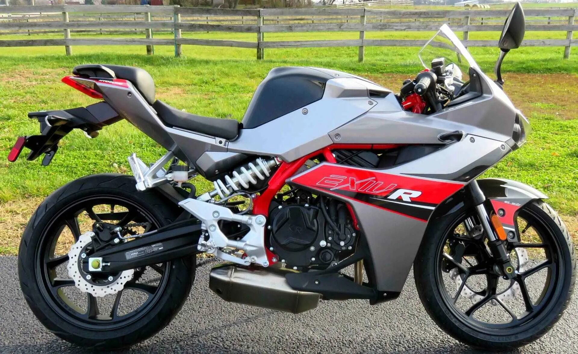 Минск r250 megelli. Honda cbr 250. Honda nsr250r. Mustang r250 мотоцикл. 250 р 30.