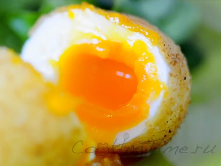 хрустящий желток. хрустящий желток. яичный желток в руке. жареное мороженое шариковое. куриный желток.