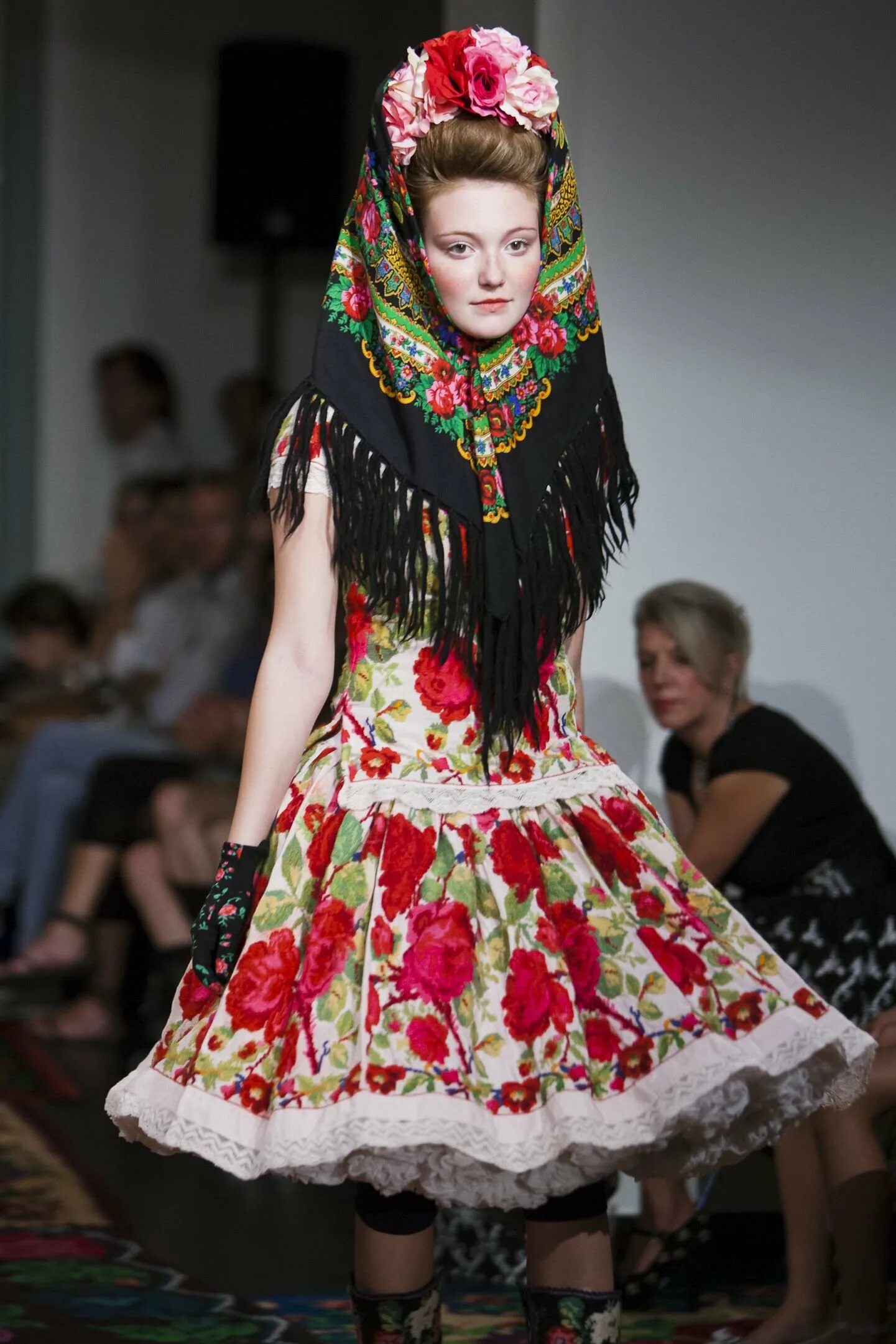 Тори берч одежда. Alberta ferretti русский стиль. Стиль folklore. Фольклорный стиль пьер карден. Этнический стиль в одежде.