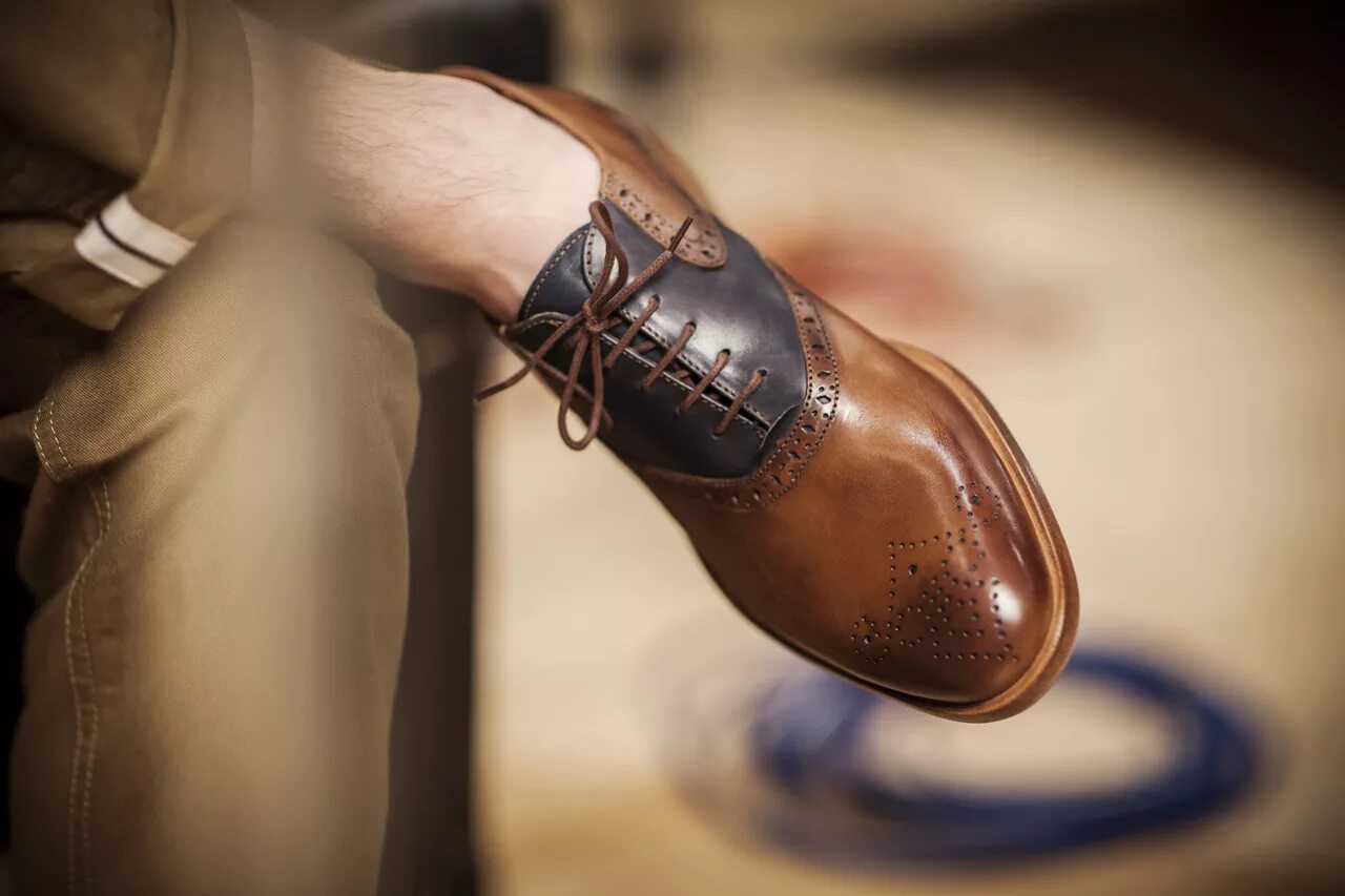 Сон мужские туфли. Santoni Brogue. Необычные мужские туфли. Мужская обувь реклама. Необычная обувь мужская.