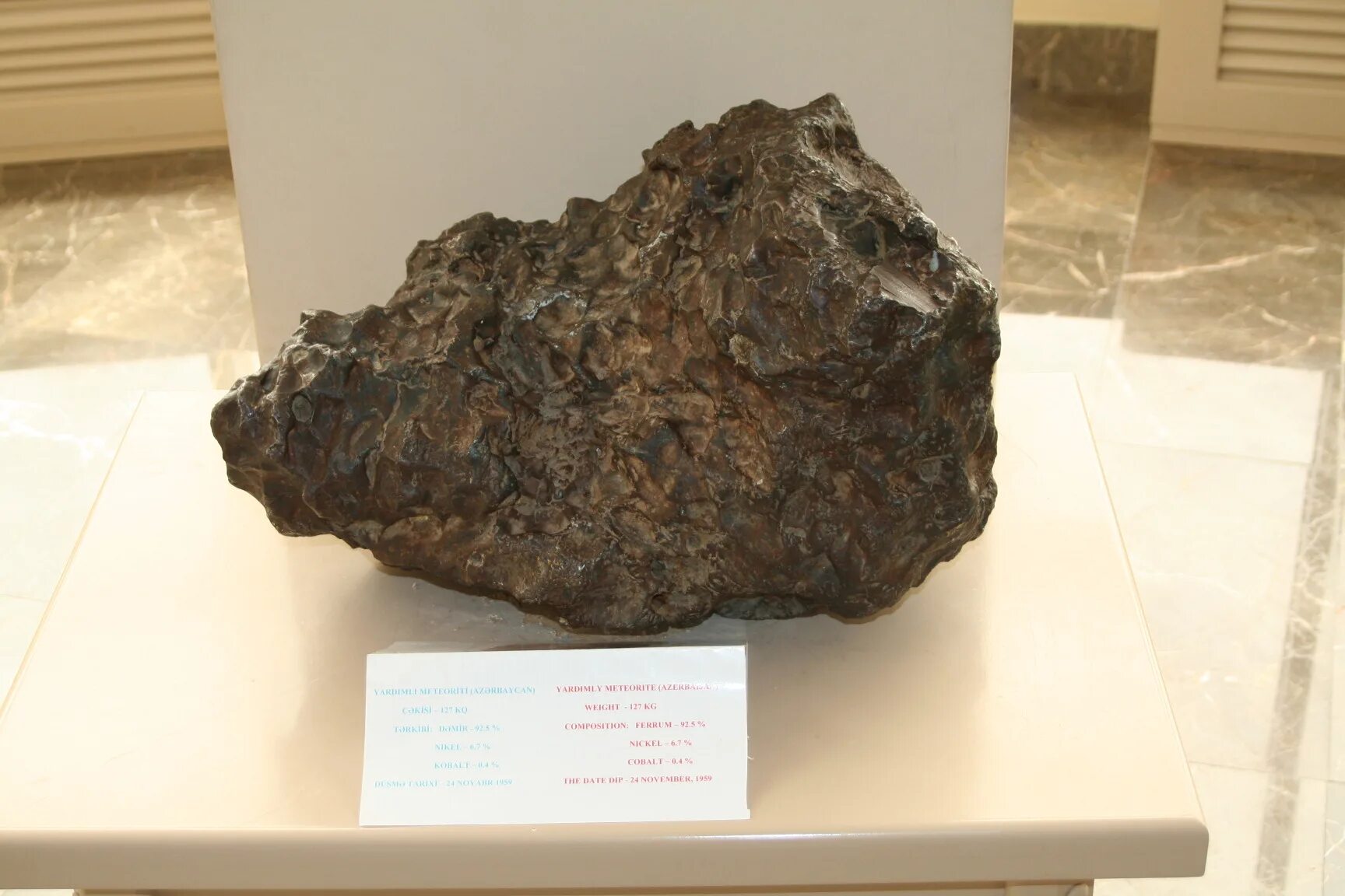 кусок метеорита. челябинский метеорит фото. железный метеорит дронино. метеорит. метеорит на земле.