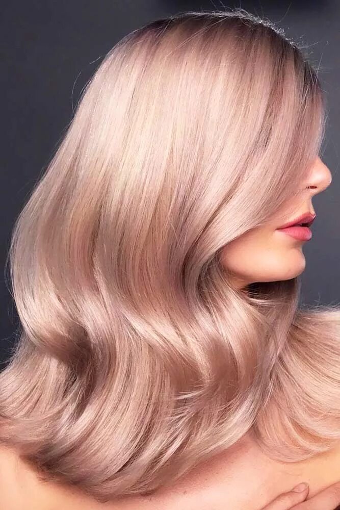 Rose blonde. Бежевый блонд с розовым оттенком. Розовый блондин. Жемчужно розовый блонд. Перламутровый розовый цвет волос.