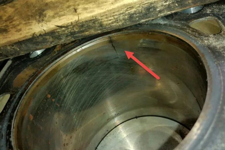 Почему масло в цилиндре двигателя. Задиры гильзы д-245. трещина в блоке цилиндра волга 31 105. задиры блока цилиндров двигателя. дт75 лопнула гильза.