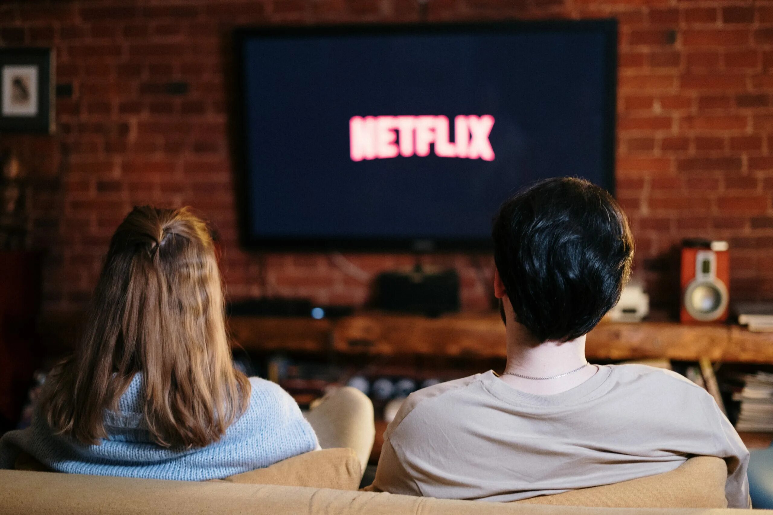 Нетфликс 4. Нетфликс на телевизоре. netflix по телевизору. телевизор с сериалом. просмотр фильма нетфликс.