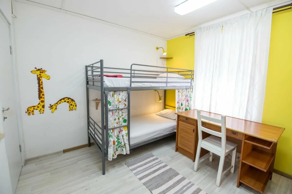 хостел артист старая басманная 18 стр 8 москва. хостел курский вокзал. хостел в москве в центре. в иркутске лагерь домики  2 кровати. хостел в москве для двоих.