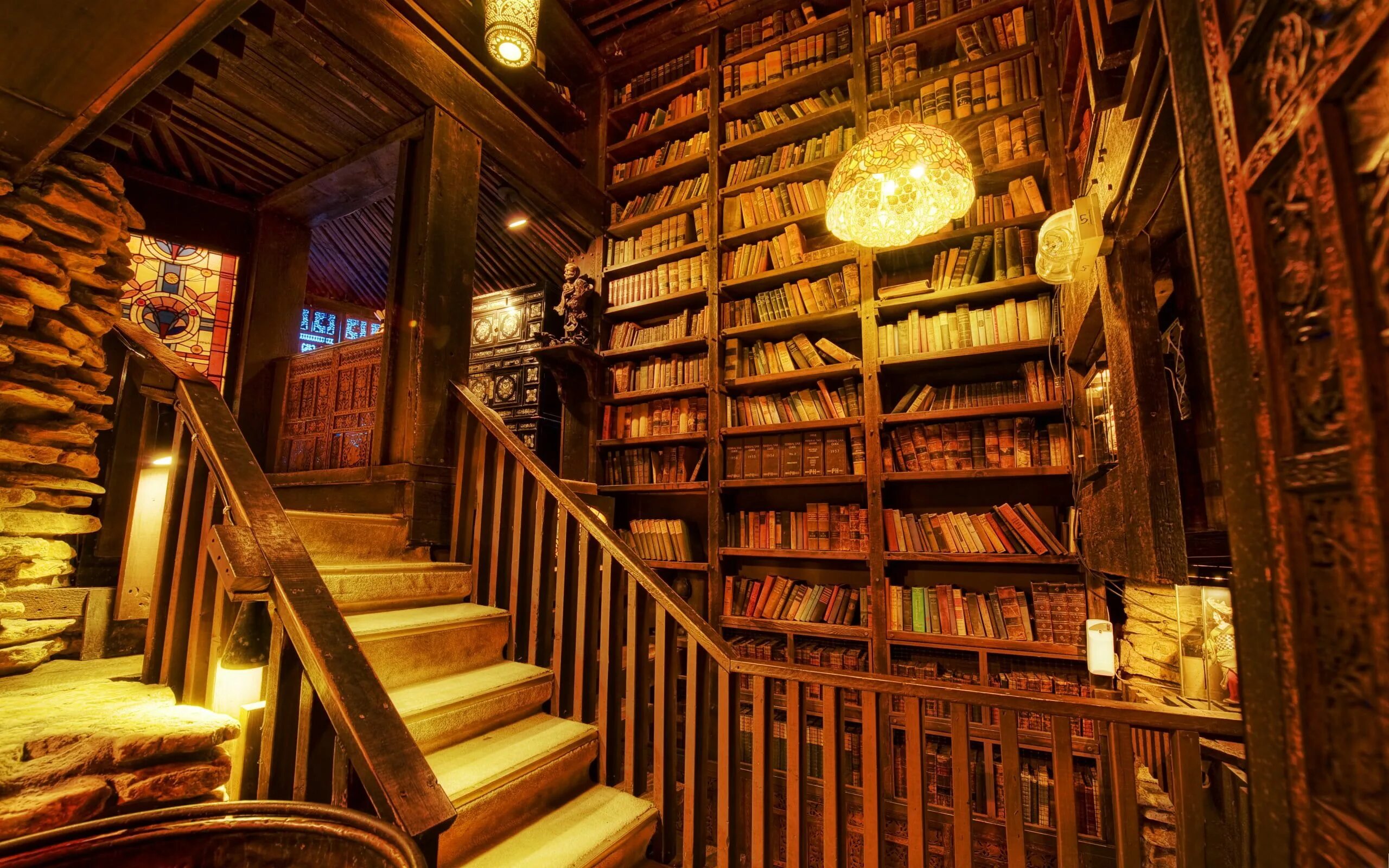Дом книг открыть. Библиотека Джона Райландса. Лавка Оливандера внутри. Старинная библиотека. Сказочная библиотека.