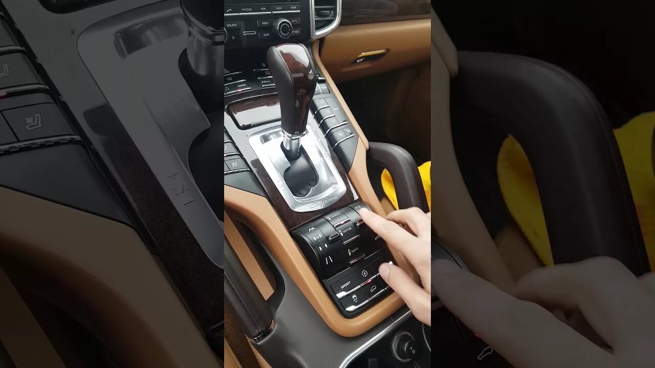 Домкрат porsche cayenne 958. Porsche cayenne режим домкрата. Режим домкрата macan. Сервисный режим порше кайен. Разблокировка селектора пежо.