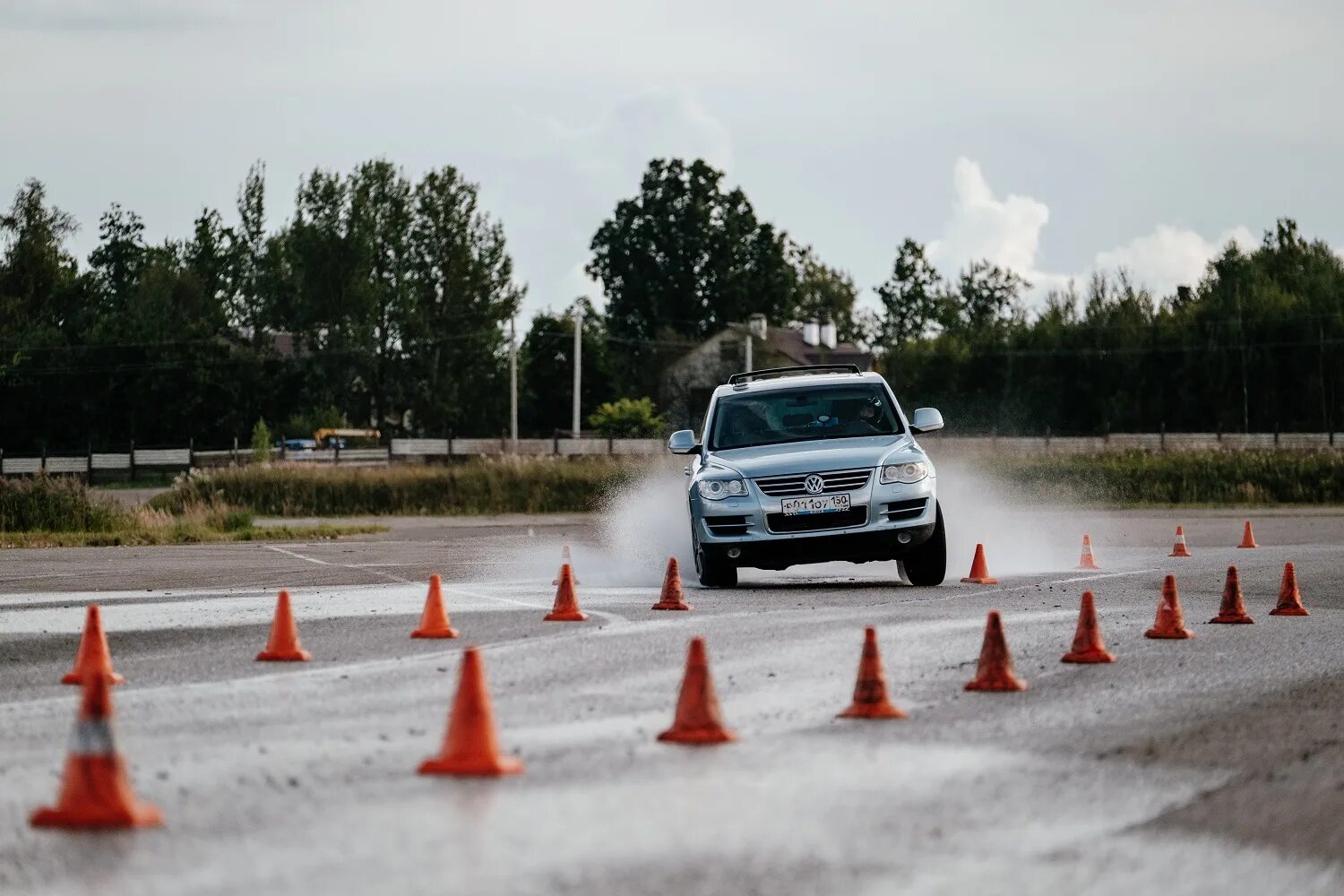 Дмитровский автополигон. Дорожные испытания автомобиля. Картинки дорожные испытания автомобиля. Полигонные испытания автомобилей. Дорожные испытания мерседеса.