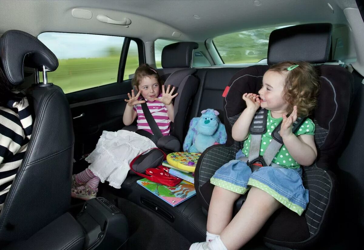 Автомобиль для детей. Дети на дороге. Занять ребенка в машине. Игры в дорогу для детей.