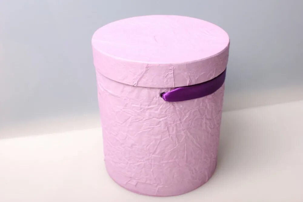 Декупаж круглой картонной коробки. Круглая коробка для цветов. Шляпная коробка сделать. Шляпная коробка сделать. Коробочка круглая для цветов.