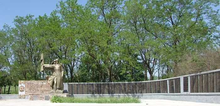 Памятник воинам землякам донецк. Село дмитриевка волновахский район. Село дмитровка донецкая область. Село дмитровка шахтерский район. Дмитриевка украина донецкая область.