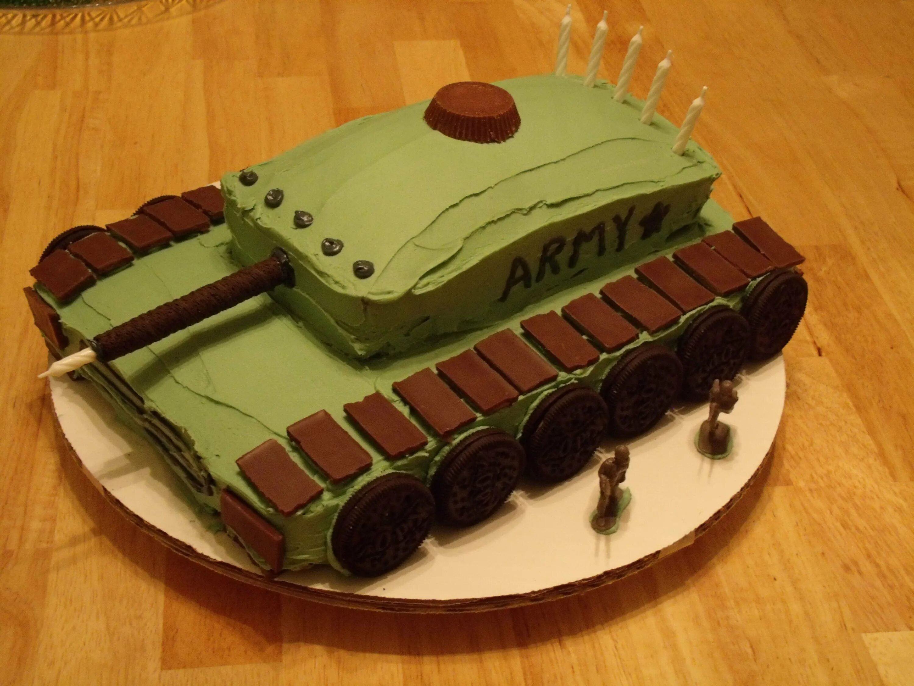 Торт танк кв 2. Торт с танком т34 для мальчика. Торт танк кремовый. Торт в форме танка.