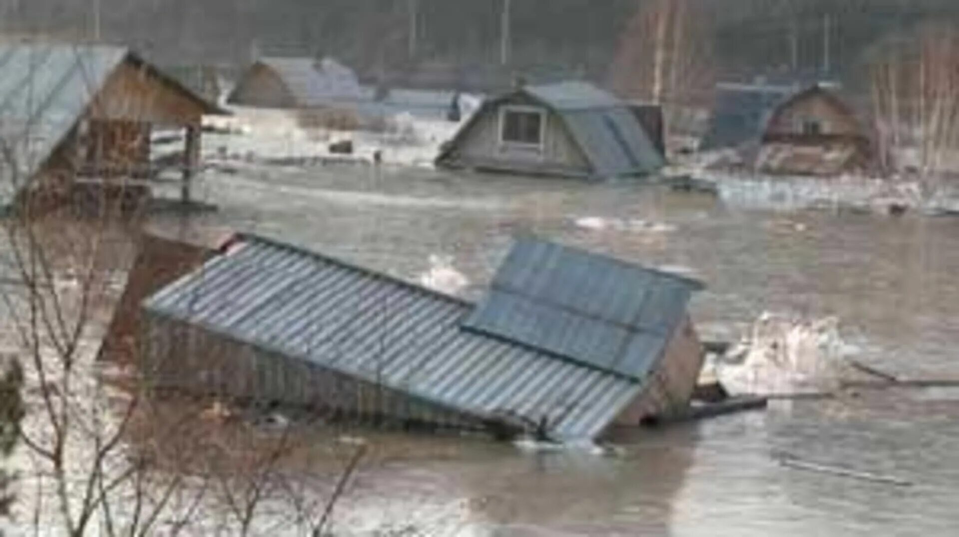 Река Топорок Алзамай. Наводнение в Иркутской области 2001. Паводок. Подтопление домов. Утонувший домик