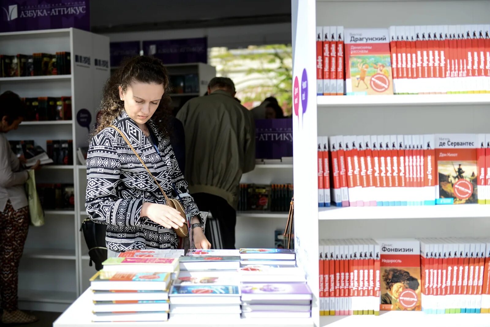 Лучший издатель. Книги классика мировой литературы. Лучший издатель. Лучший издатель. Книга дело генерала раевского черная.