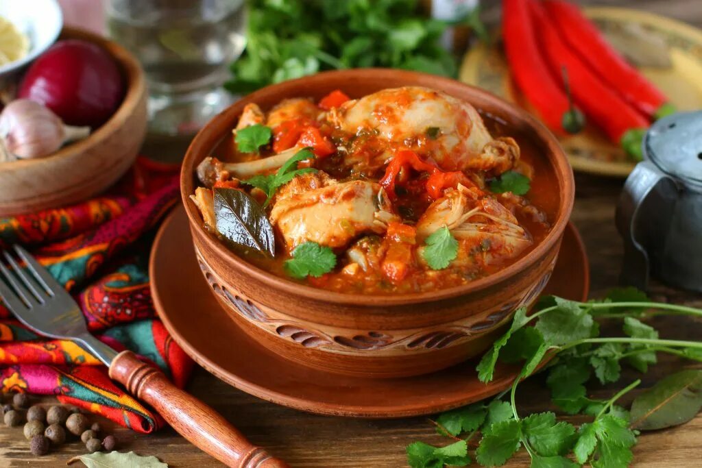 Чохох чахохбили из курицы. Чахохбили хмели сунели. чахохбили (блюдо грузинской кухни). чахохбили грузия. грузинский чахохбили.