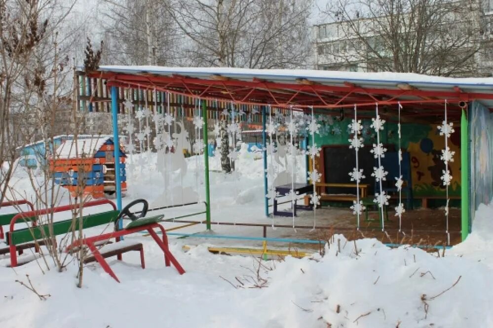 Зимняя веранда в детском саду. Украшение веранды в детском саду зима. Украшение веранды в детском саду к новому году. Зимнее украшение веранды в детском саду. Зимняя веранда в детском саду.