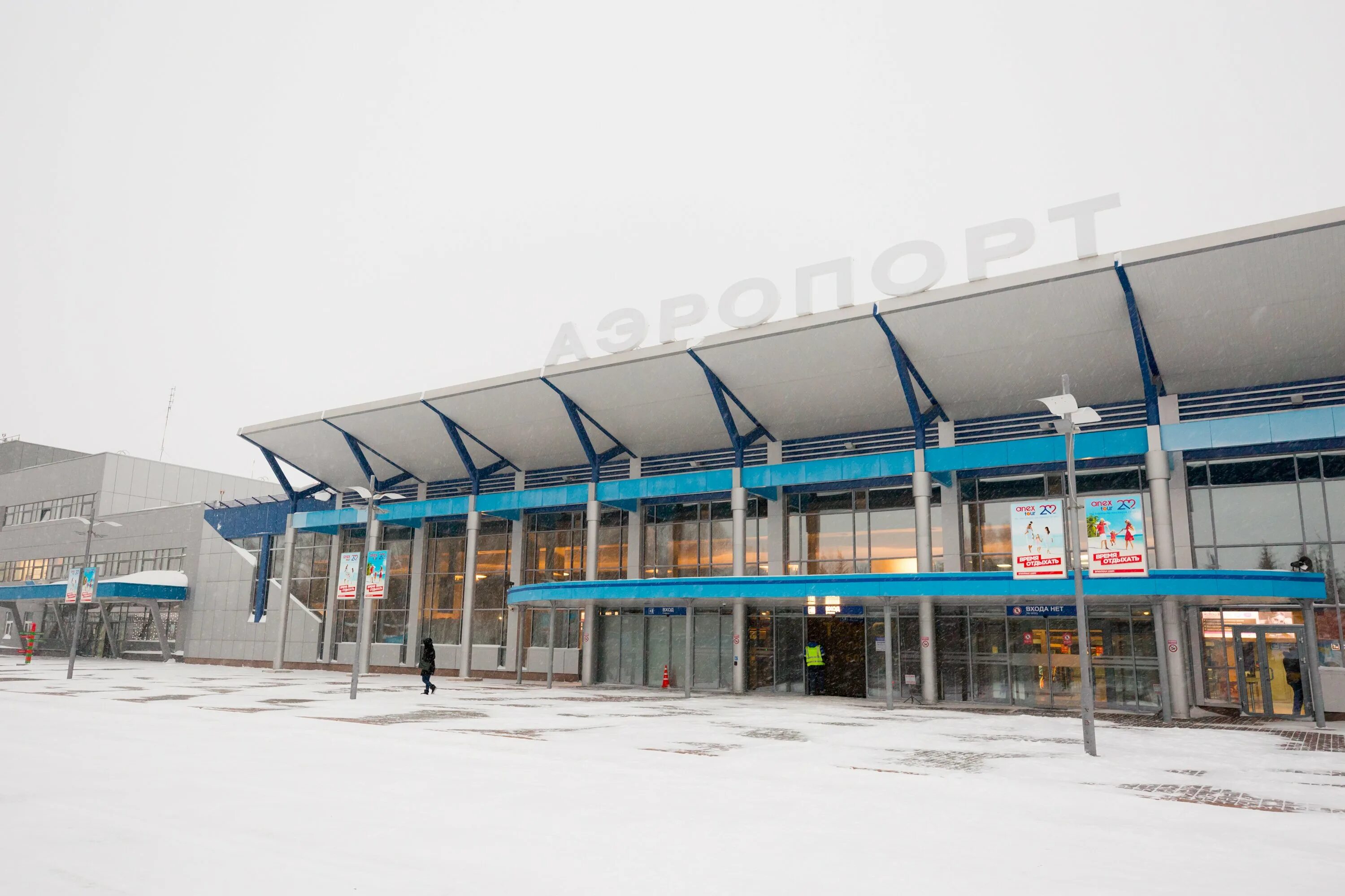 Вылет аэропорт богашево. Аэропорт Богашево Томск. Аэропорт Томск зима. Аэропорт Томск зимой. Аэропорт Томск фото.