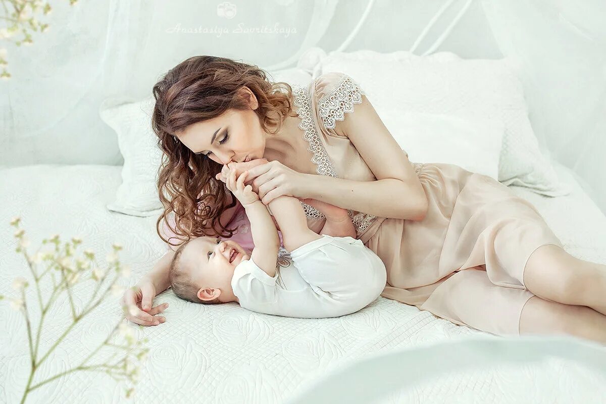 мама с младенцем. красивые мамочки с детьми. фото малышей. фотосессия младенцев. мама и дочка.