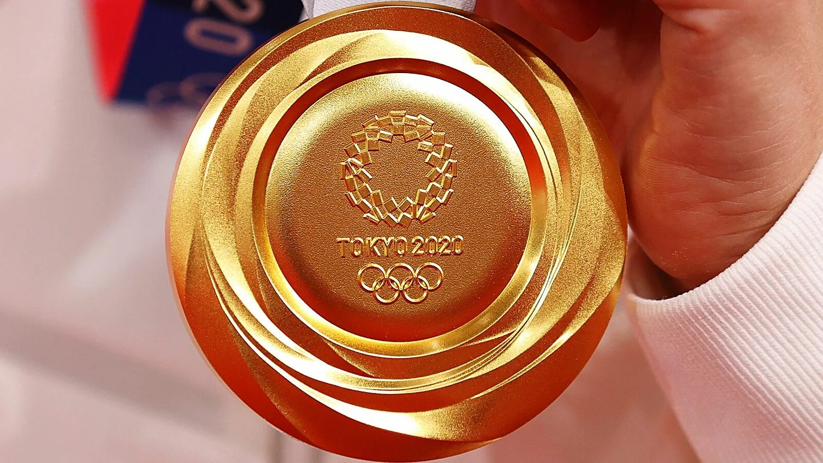 Вторая золотая медаль. Золотая медаль. Золотая Олимпийская медаль. Золотая медаль 2022. Золотая Олимпийская медаль 2022.