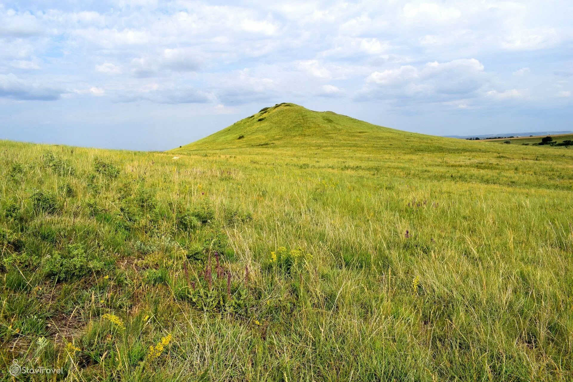 Стоит холм из кулей. Гора два брата Ставропольский край. Моренные холмы Валдайской возвышенности. Саратов холм Шихан. Валдай возвышенность рельеф.