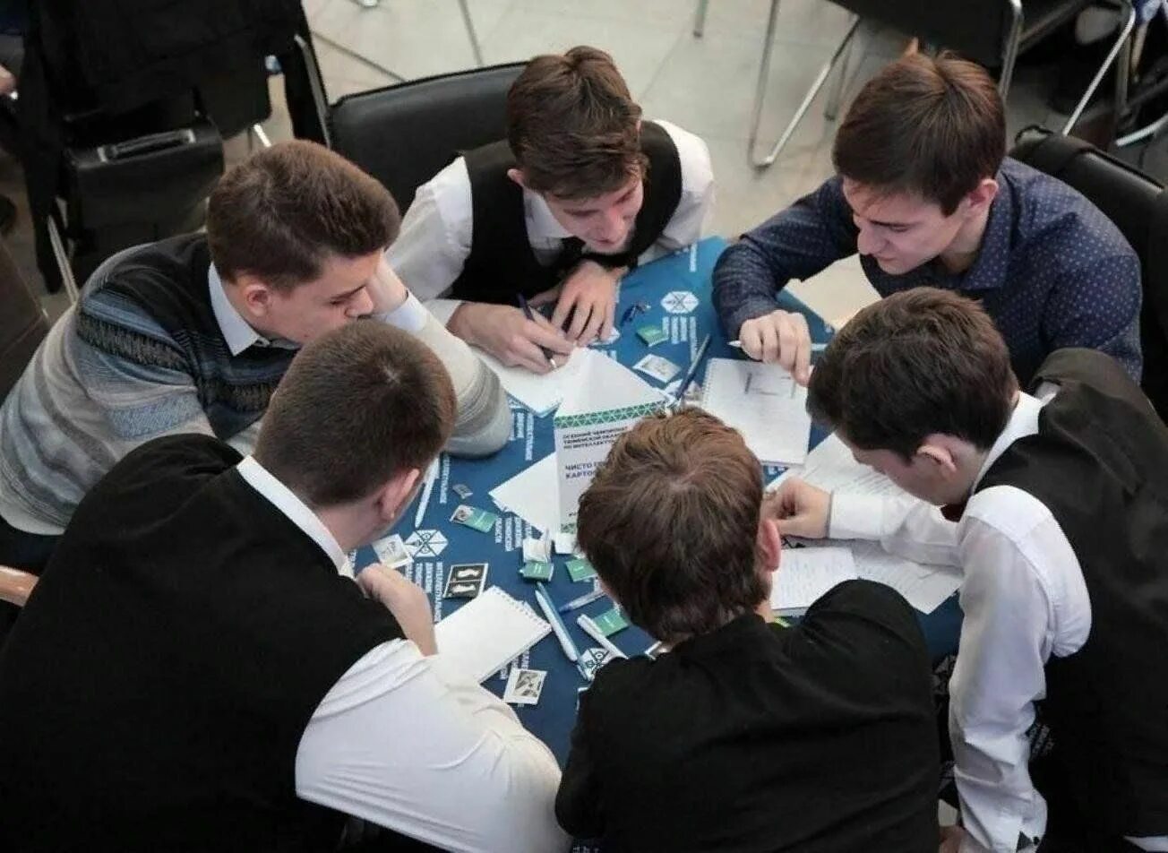 Включи интеллектуальные игры. Интеллектуальные соревнования. участники интеллектуальной игры. интеллектуальные игры для школьников. интеллектуальная игра на мероприятии.