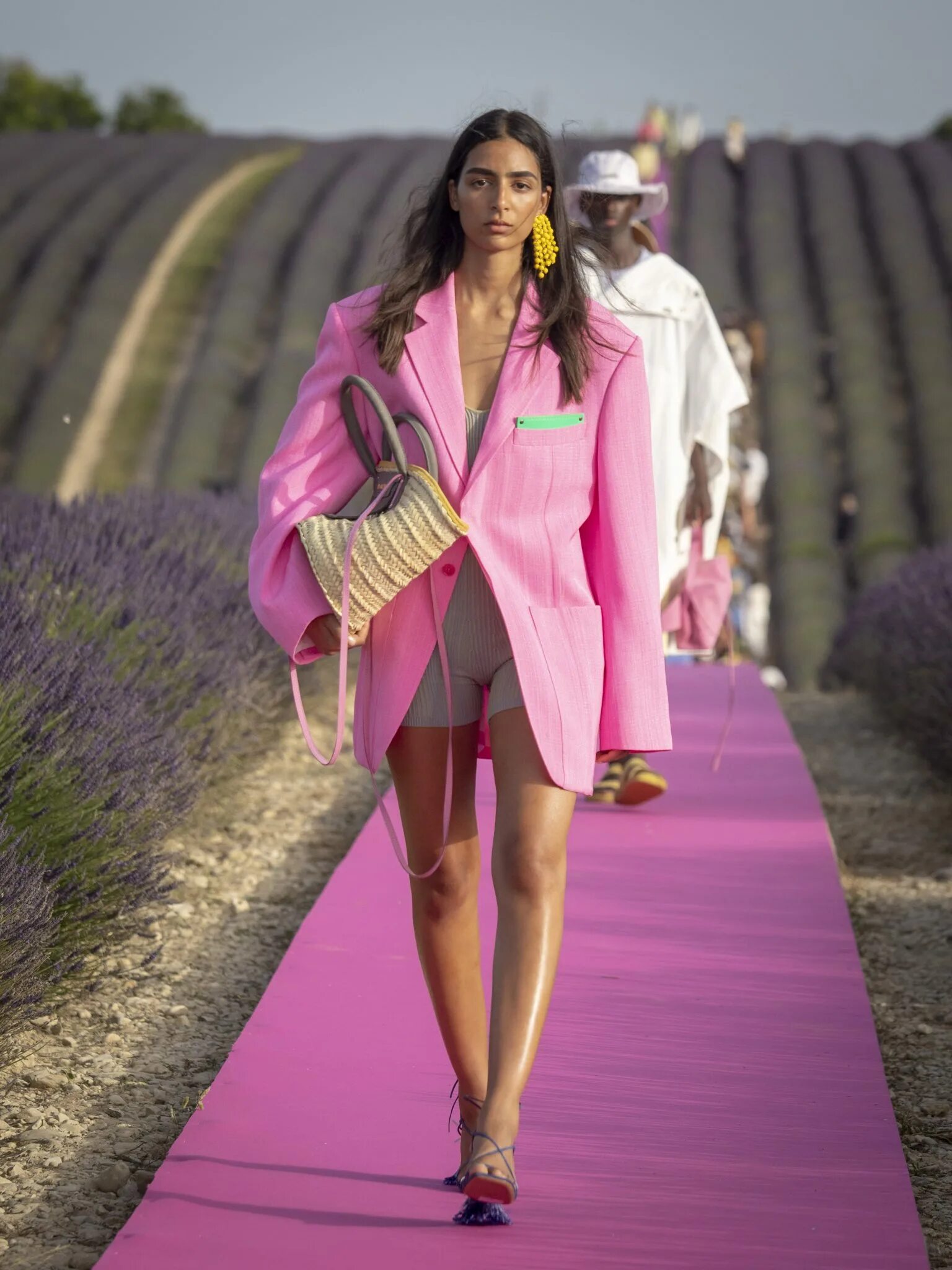 Jacquemus фотосессия. Jacquemus italy. Jacquemus 2022. Симон жакмюс. Jacquemus italy.