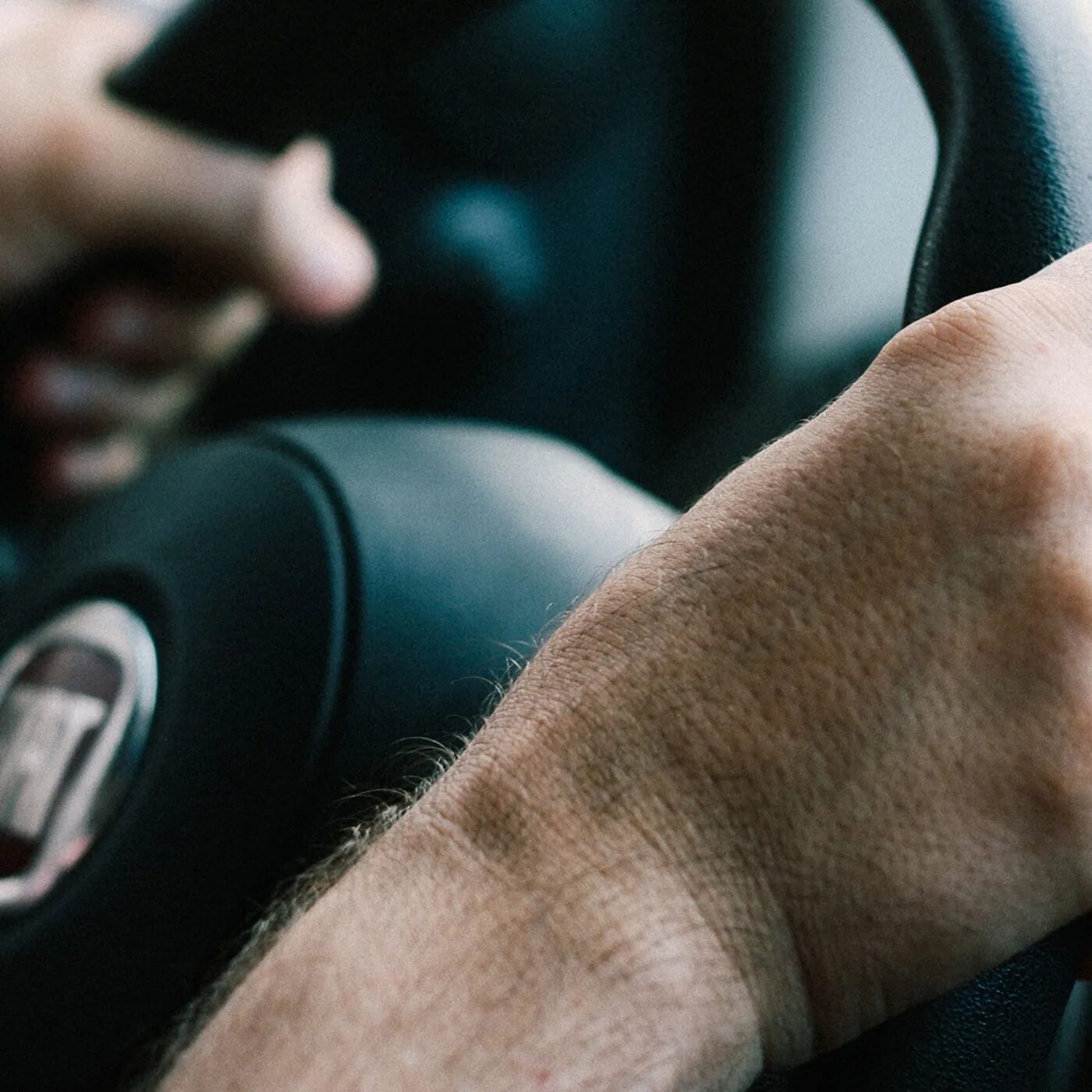 Водитель экспедитор. Выпрыгнул из машины на ходу. Идет поиск водителя. Требуется водитель с личным автомобилем. Идет поиск водителя.