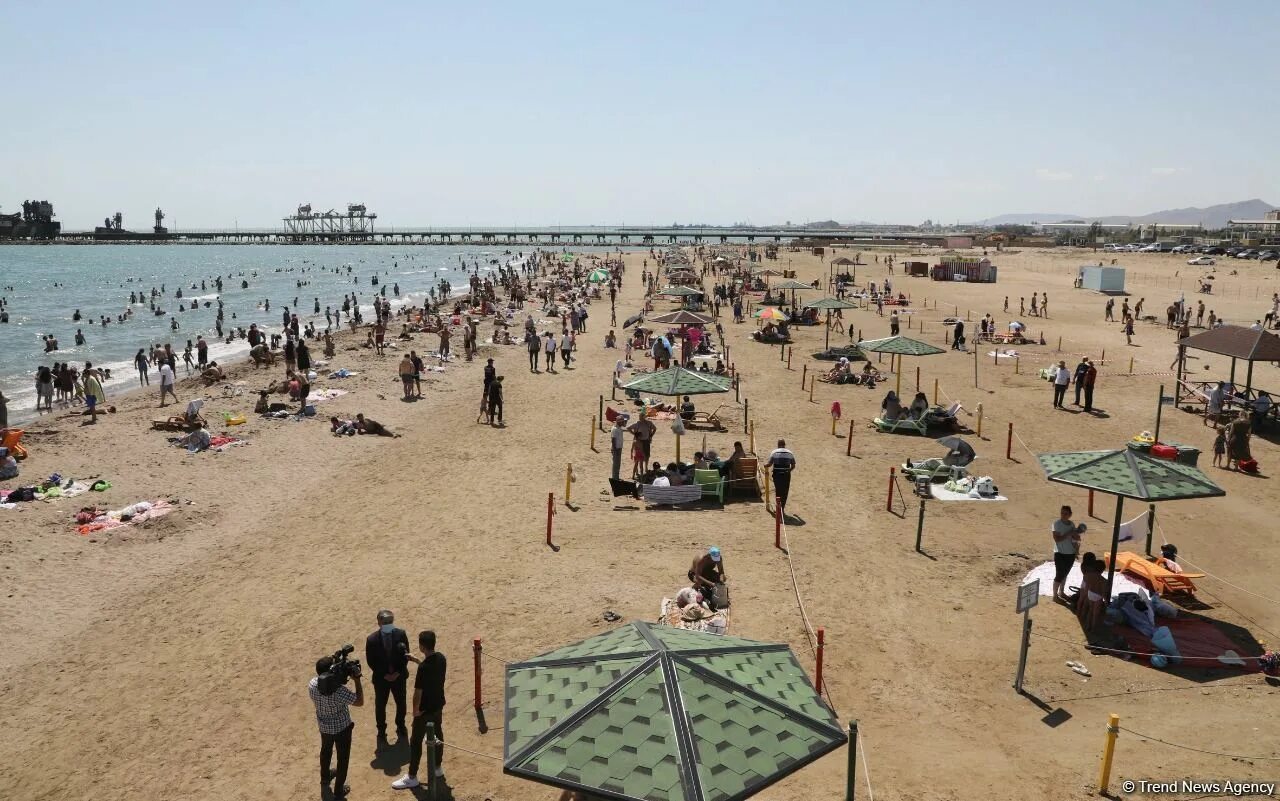 Пляж нардаран баку. Где пляжи в баку. Берег каспийского моря баку. Пляж в баку 2022. Пляжи каспийского моря азербайджан.