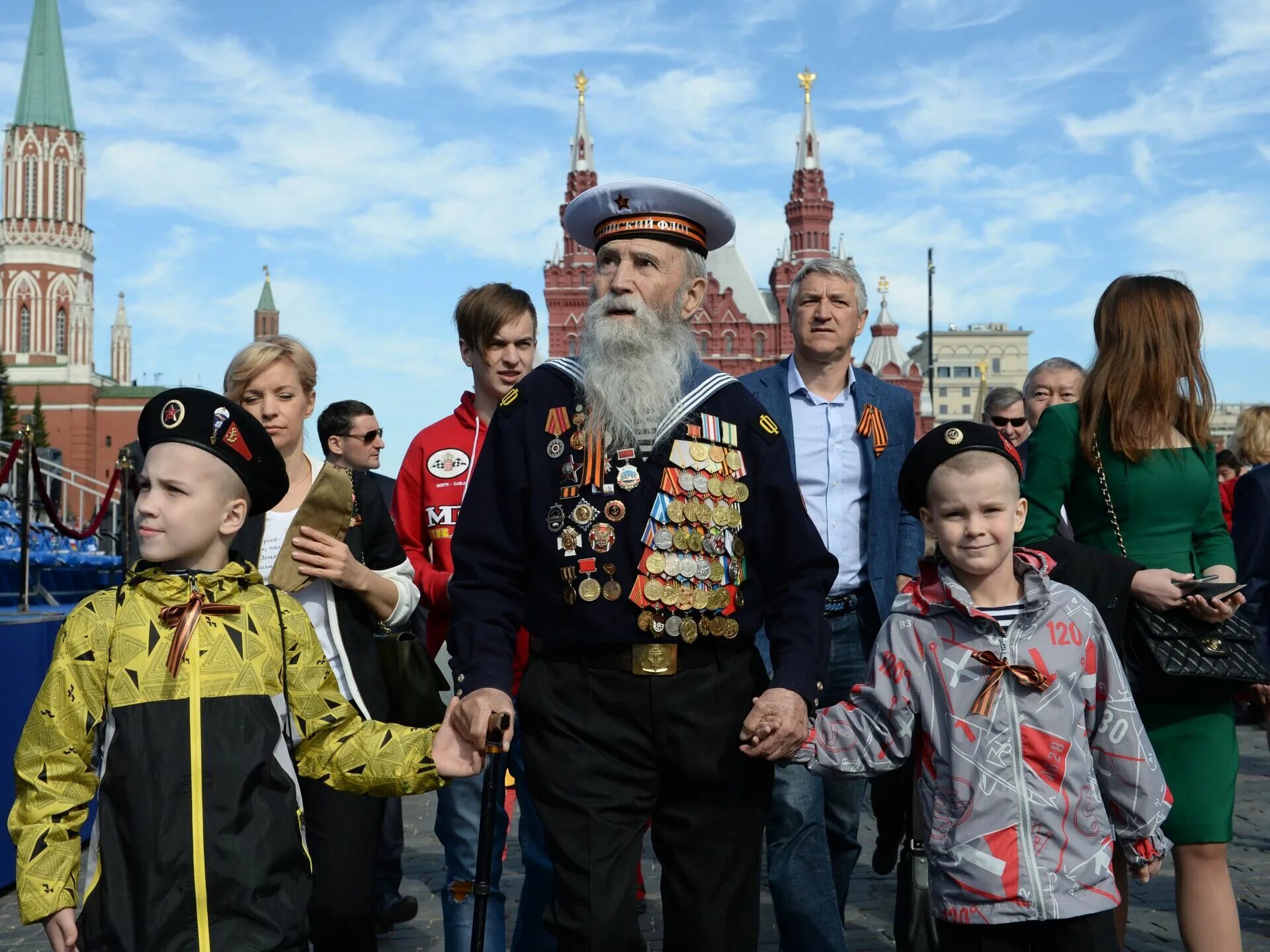 Фотографии победы россии. Дети на параде Победы. Празднование дня Победы на красной площади. День Победы красная площадь. Парад ветеранов на красной площади.