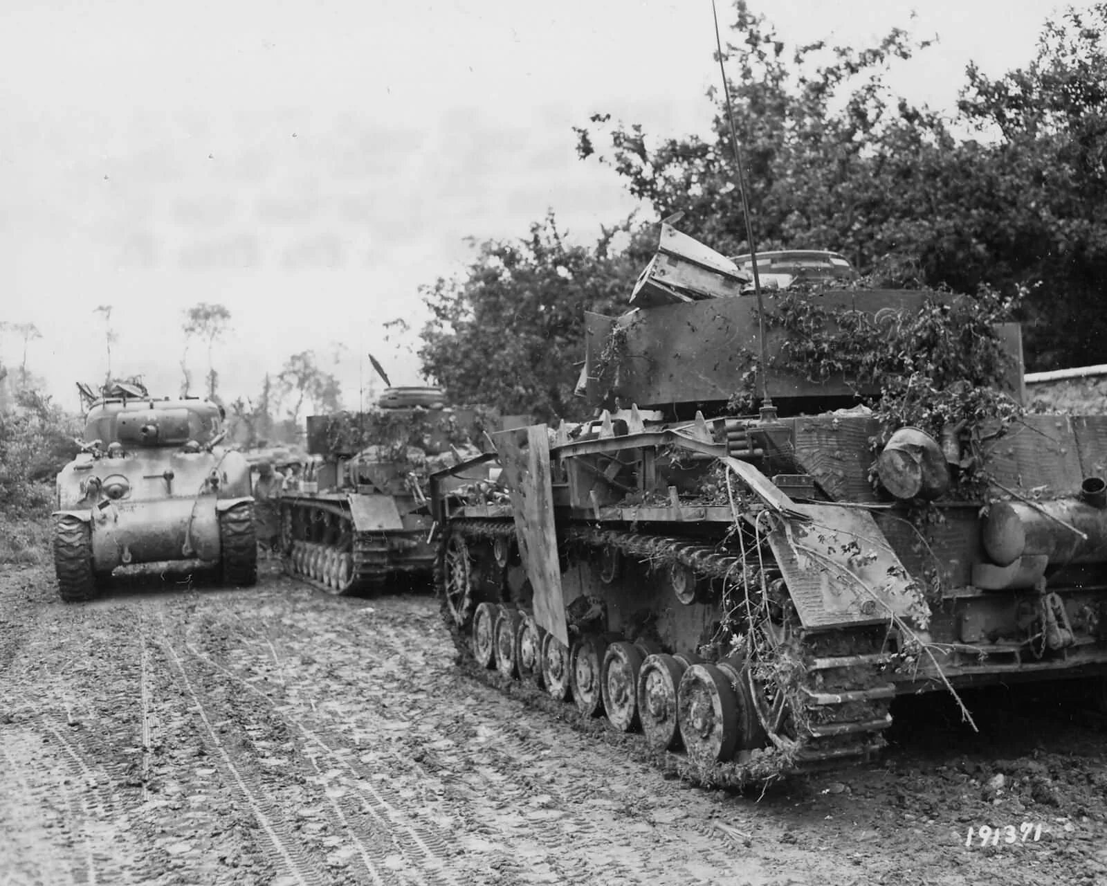 Панцер 4 танк. Танк Шерман 1944. Танк Панзер 2. Подбитый PZ-4 Ausf j.