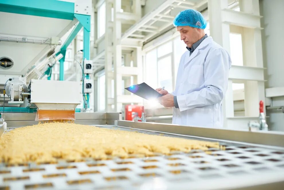 Производство продуктов питания. Производство продуктов питания профессия. Пищевое производство. Работник пищевого производства. Производство продуктов питания профессия.