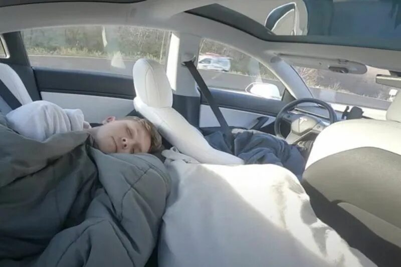 Drive a car sleep. Тесла Sleep. Спящий водитель. Сонный водитель игра.
