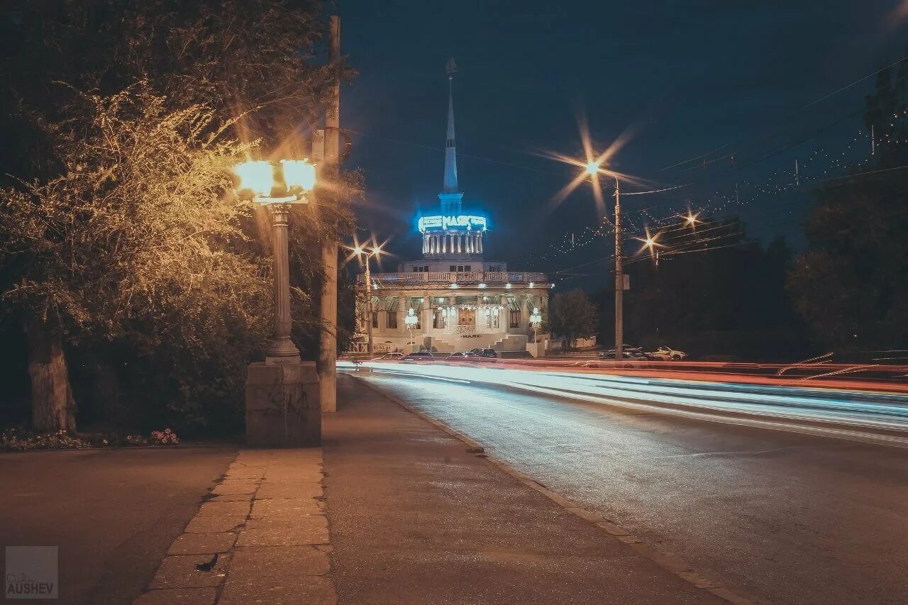 Волгоград вечером. Ночные улицы Волгограда. Ночной город Волгоград набережная. Ночная улица Волгоградская Кемерово. Волгоград ночью улицы.