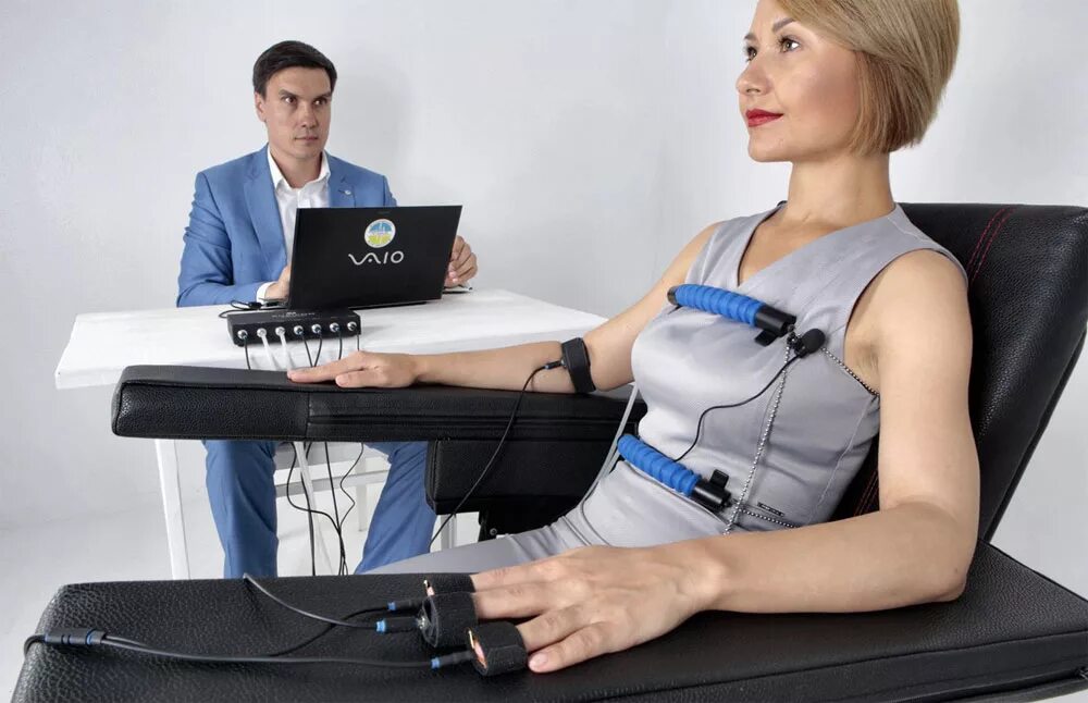 Детектор лжи проверить человека. Детектор лжи. Полиграф фото. Детектор лжи полиграфолог-верификатор. 2020.