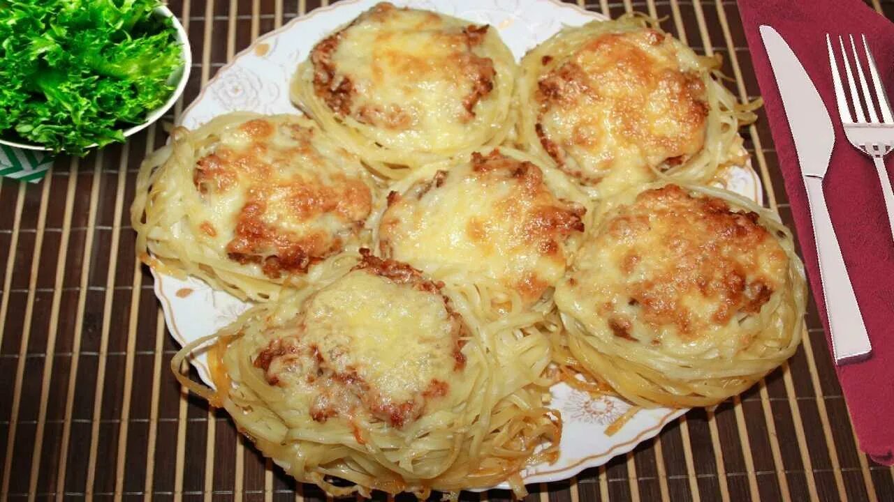 Гнездышки из макарон с фаршем. Гнезда тальятелле. Фаршированные макароны гнезда. Гнезда макфа с фаршем. Гнёзда с фаршем в духовке с сыром.