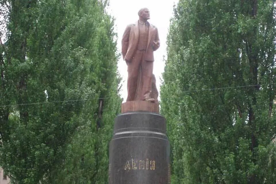 На площадях стоит ленин с фонтанами песня. Памятник ленину на бессарабской площади в киеве. памятник ленину на бессарабке. памятник ленину напротив бессарабки. киевский ленин памятник.