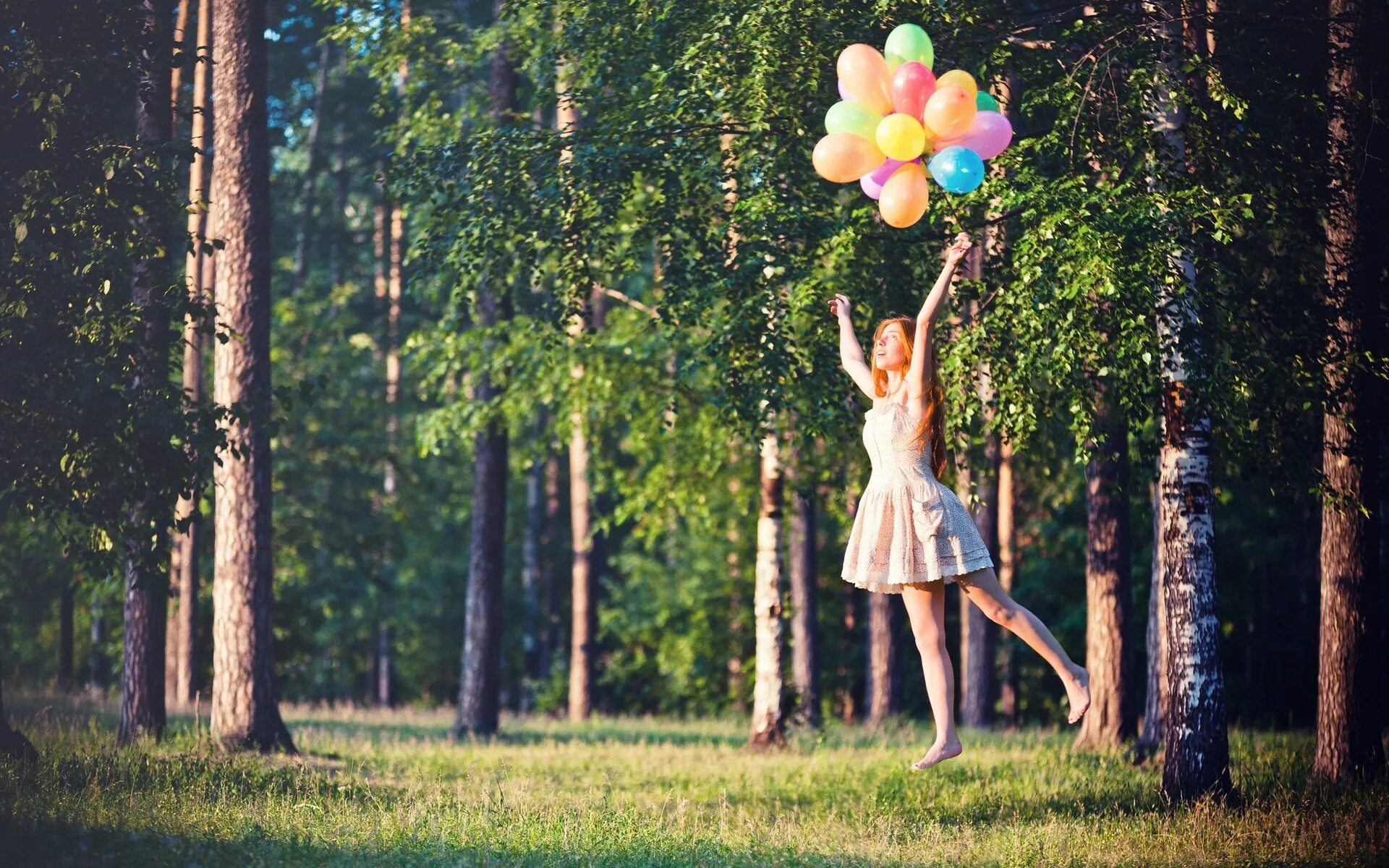 Воздушные шарики деревья. Фотосессия с шарами на природе. Фотосессия с шариками на природе. Фотосессия с воздушными шариками. Фотосессия с шарами в лесу.