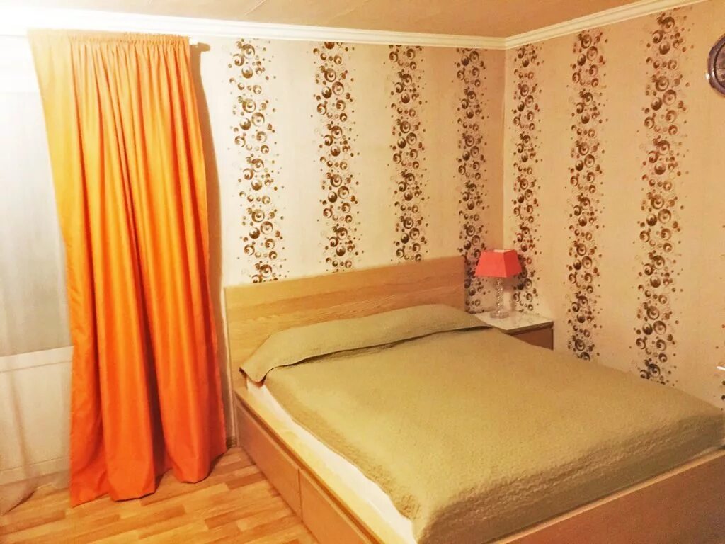Снять квартиру посуточно недорого с фото. Квартиры по суточно. Суточная квартира. Комната 1 Сутка. Сутка квартира на сутки.