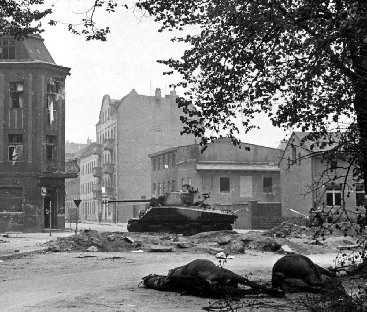 Осень 1944 года. Шерман в Берлине 1945. Шерман на улице Берлина 1945. Советские Шерманы в Берлине.