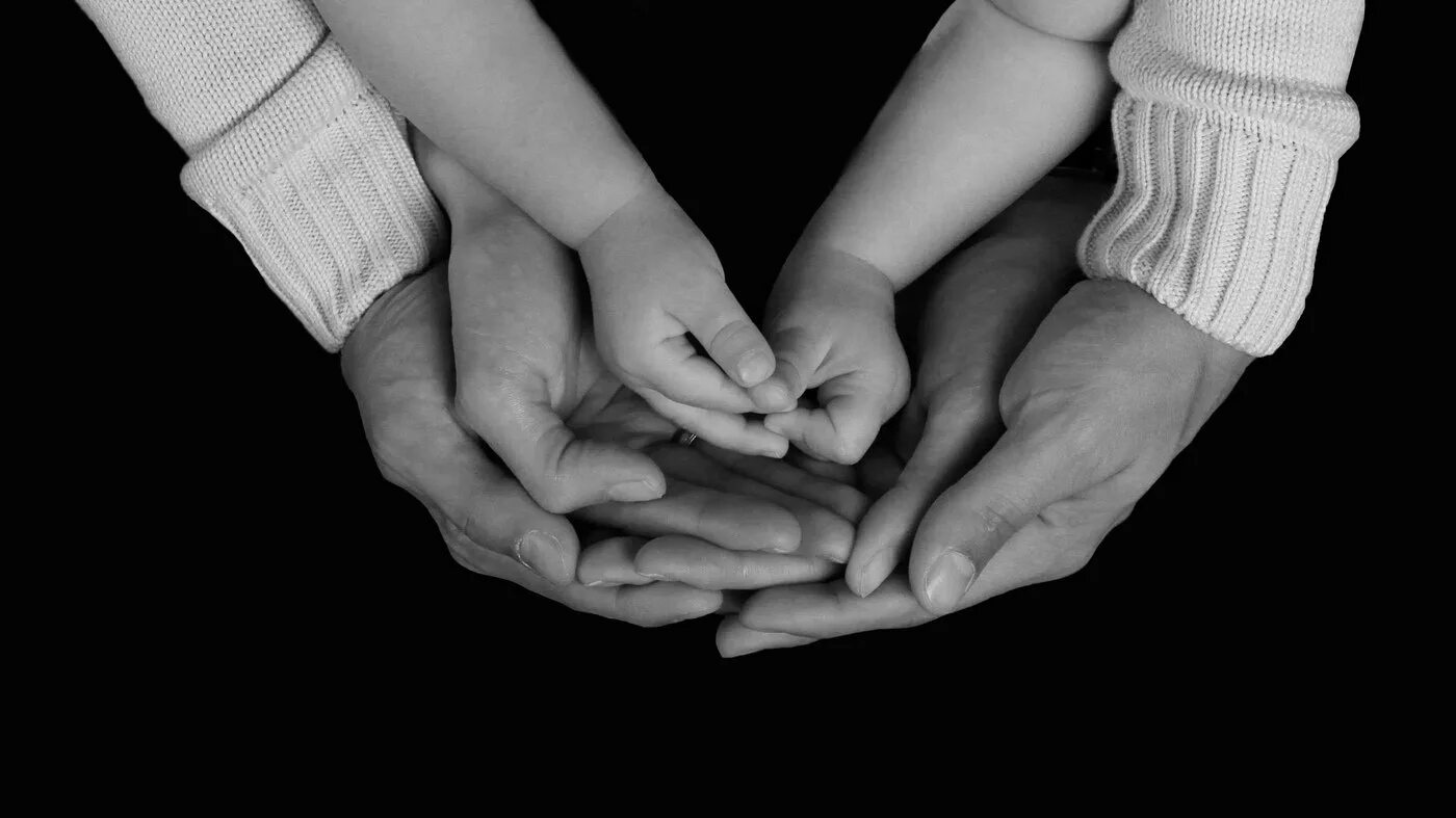 Семья руки. Семья черно белая. Черна белая семья. Руки родителей и детей.
