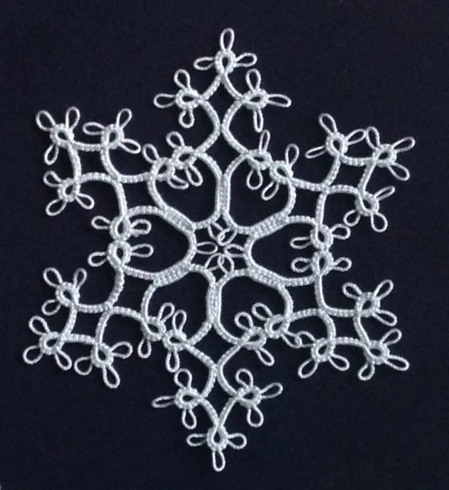Рисуем кружева со снежинками паутинками звездочками. Снежинка. Фриволите снежинки кружево. Кружевоплетение снежинка. Кружевоплетение снежинка.