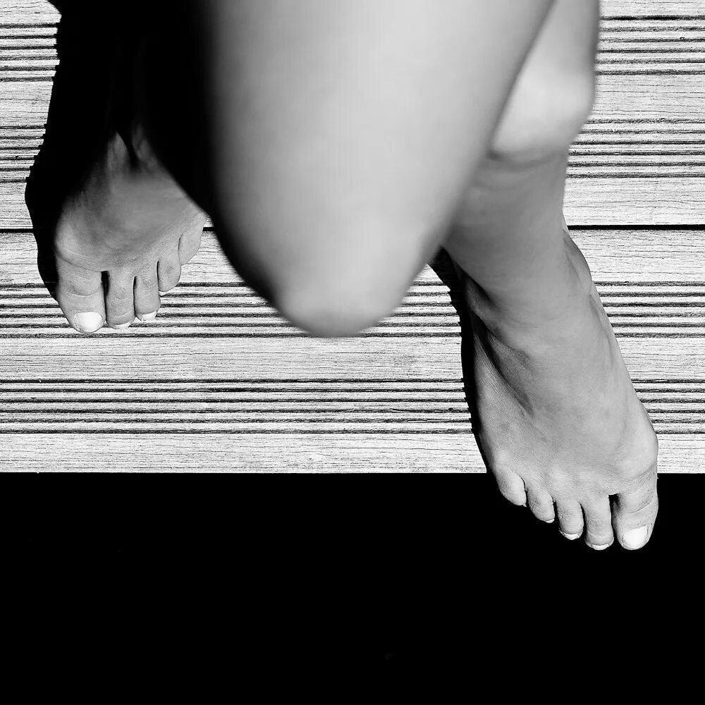 Мужчину возбуждают ноги. Бенуа Корти Benoit Courti. Нога чёрно-белая. Черно белые ножки. Женские ноги чб.