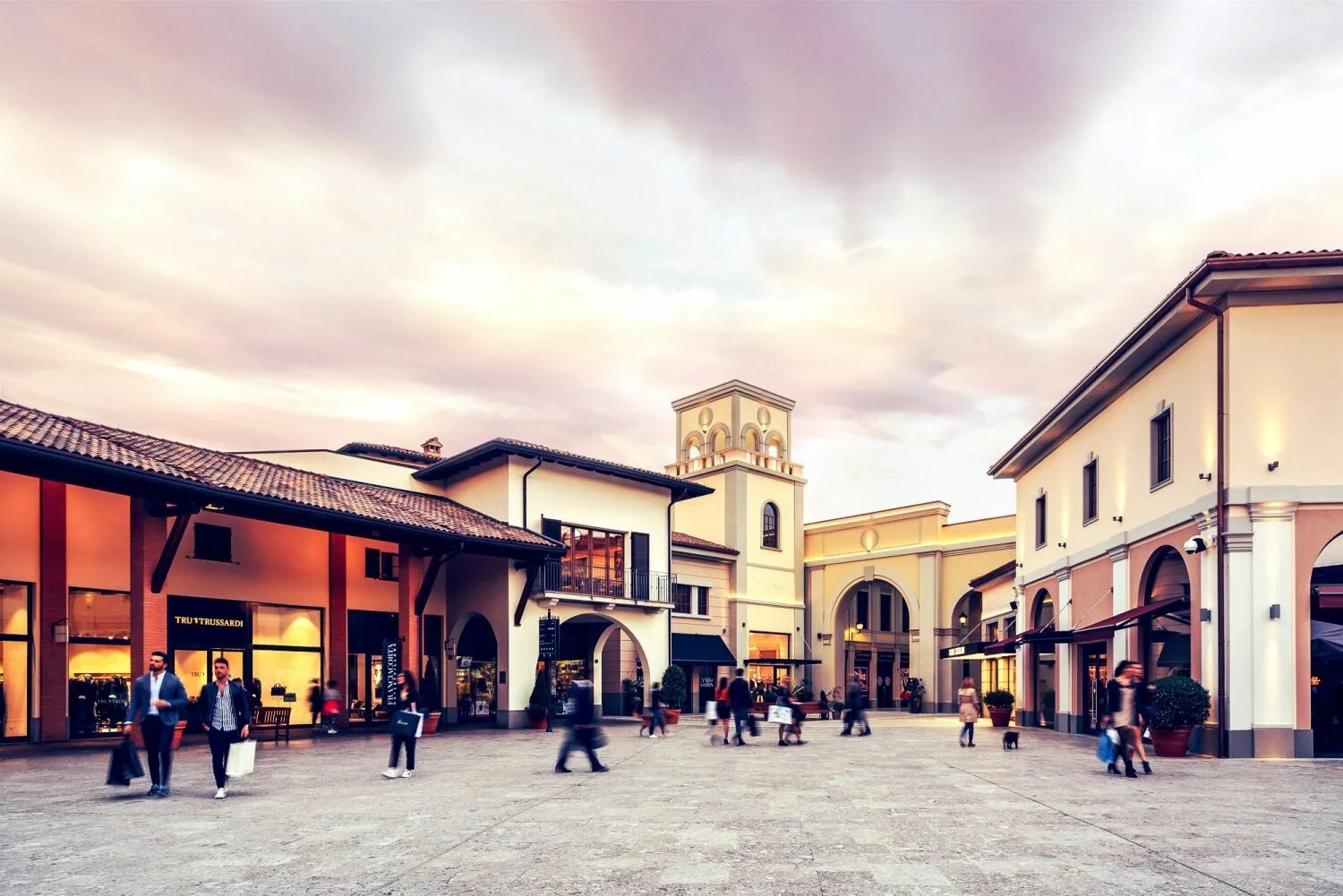 Outlet на русском. Franciacorta Outlet Village. Аутлет Италия Брешия.