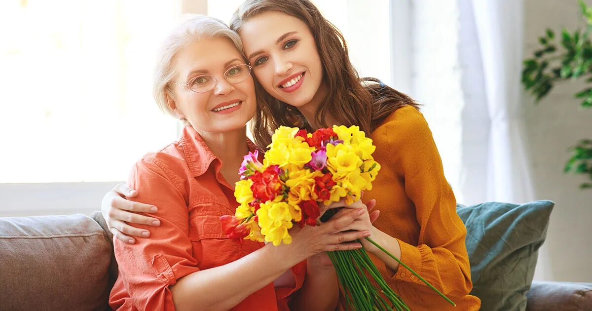 Включи взрослую маму. Мама с цветами. Мама и дочка с цветами. Поздравляю женщине маме. Мама и взрослая дочка.