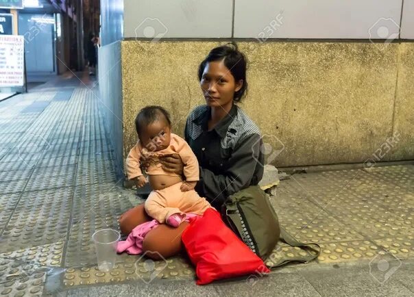 Азиатка бомж. Маленькие бездомные девочки. Бездомные девочки подростки.
