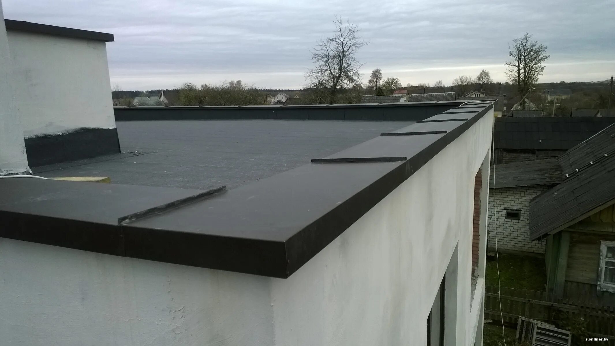 Узел парапета плоской кровли чертеж. Отливы для плоской крыши. Парапет плоской кровли. Парапетный узел плоской кровли 380 мм. Плоские крыши частных домов.